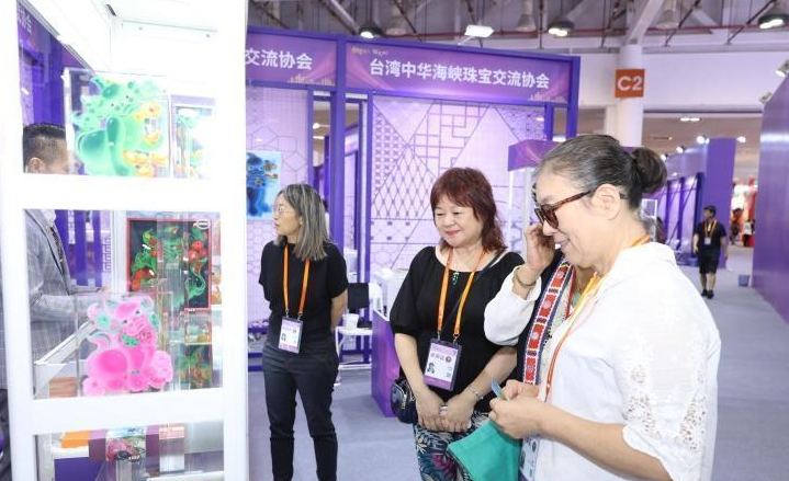 以“艺”为笔共绘融合画卷 两岸民间艺术展在厦开展